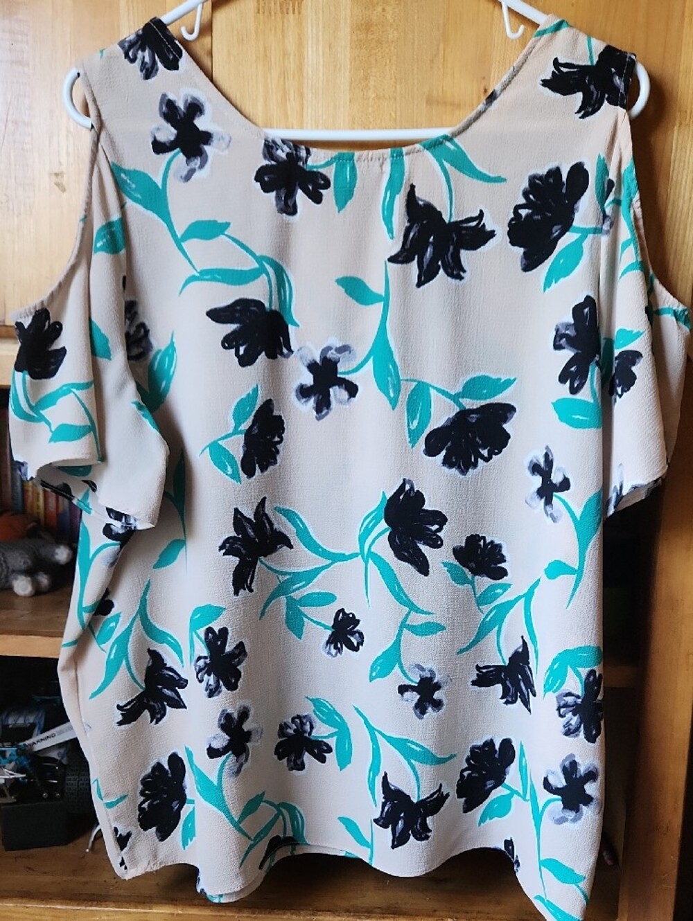 C & E Lifestyle, Sz XL, Cold-Shoulder Floral V-Neck Top in Beige and Teal. - Picture 5 of 10